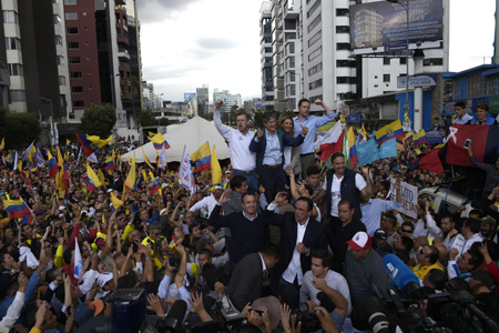 Ecuadorean presidential candidate for the CREO party Guillermo Lasso participates in a rally outside the National Electoral Council after a press conference of the President of Electoral Council Juan Pablo Pozo, in Quito on February 21, 2017.  Ecuadoran officials denied claims of attempted fraud in a tightly-fought election as the last votes were counted Tuesday with the ruling socialists looking likely to face a hard-to-win runoff vote. Pozo said it could take until February 23 for the full results to be confirmed. / AFP PHOTO / RODRIGO BUENDIA
