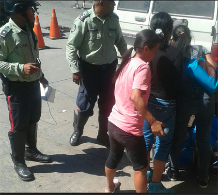 Familiares de uno de los heridos de bala la tarde de ayer en Las Clavellinas, en predios del hospital del IVSS.CARLOS CORDERO