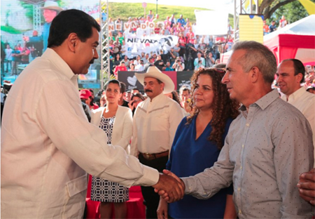 El presidente Nicolás Maduro -saludando al coordinador nacional e los CLAP Freddy Bernal- aseguró que este año 2017 es un año productivo en el que Venezuela se verá beneficiada en materia económica, social y política.PRENSA PRESIDENCIAL