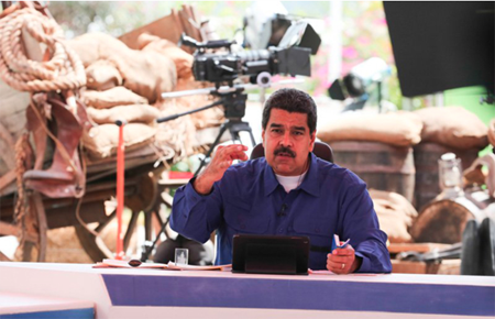 El presidente Nicolás Maduro, firmó este domingo el punto de cuenta para aprobar la donación de las cuatro hectáreas de terreno donde esta asentada la infraestructura de la Villa del Cine, en el municipio Ambrosio Plaza, Guarenas, estado Miranda.
PRENSA PRESIDENCIAL