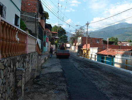 275 toneladas de asfalto se colocaron durante la semana pasada en zonas zamarras.CORTESIA / PRENSA AMZ