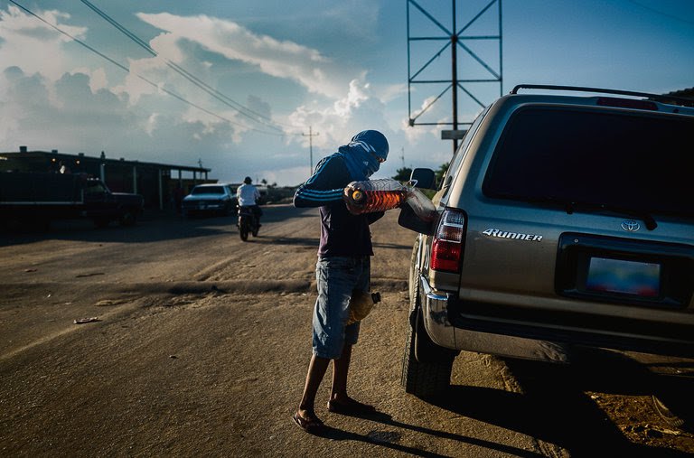 Los niños que residen en la Guajira venezolana se ven obligados a buscar dinero para llevar para sus casas