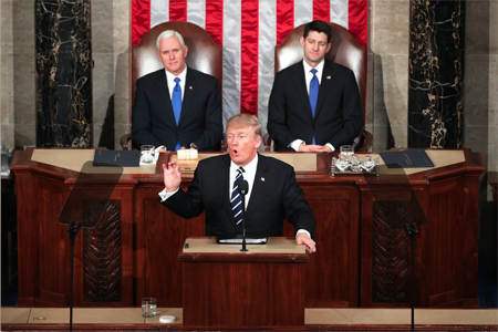 Analistas señalaron este miércoles que Donald Trump calmóa con su discurso ante el Congreso, “pero todavía tiene que detallar su plan de gobierno”.CHIP SOMODEVILLA / AFP