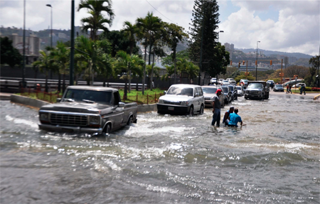 La rotura de una tubería matriz provocó este domingo una espectacular inundación en Plaza Venezuela y sus alrededores, lo que obligó a que las autoridades de tránsito desviaran el desplazamiento de vehículos por la zona.
NEWS FLASH / JC