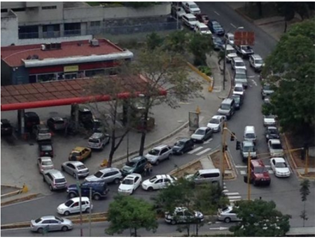 La estatal petrolera, Pdvsa, informó este miércoles en horas de la tarde que las estaciones de gasolina en la Gran Caracas, reciben combustible con total normalidad. La foto muestra sin embargo, una extensa cola en una gasolinera de los altos mirandinos.CORTESIA / @SolRojas