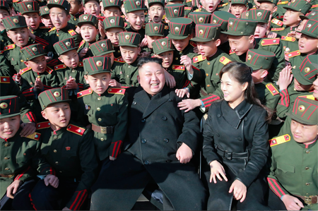 La embajadora estadounidense en la ONU, Nikki Haley, describió a Kim Jong como "persona que no ha tenido actos racionales,  que no piensa con claridad".STR / KCNA VIA KNS / AFP