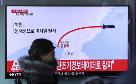 Una persona camina frente a una pantalla de televisión que muestra un noticiero reportando el lanzamiento de un misil de Corea del Norte, en la estación de trenes de Seúl, Corea del Sur, el lunes 6 de marzo de 2017