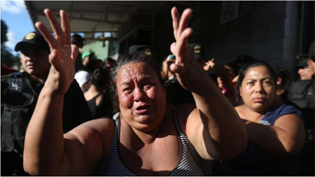 En las afueras del Hogar Seguro Virgen de la Asunción, ubicado en San José Pinula, entre el llanto y la desesperación, una multitud de personas esperaban noticias sobre sus familiares.