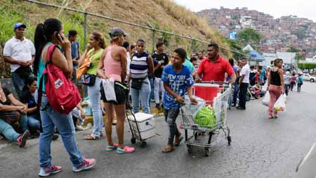 "El pueblo venezolano continúa en las colas en panaderías, automercados. Pero eso no es problema para los gobernantes..."