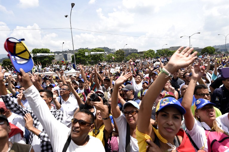 Según la consultora Eurasia Group, las manifestaciones muestran que "la oposición está más unida en torno a la estrategia de calle y se muestra revigorizada", mientras recibe apoyo de la comunidad internacional.
