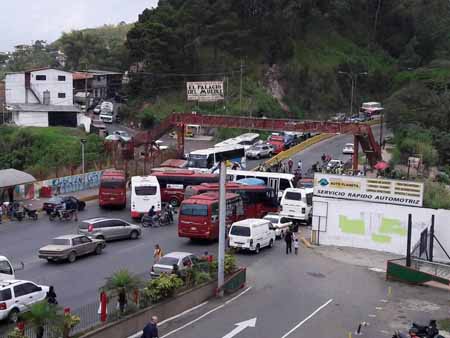 Los autobuses rojitos fueron utilizados para cerrar la carretera Panamericana, sin ningún tipo de objeción por parte de los cuerpos de seguridad del Estado