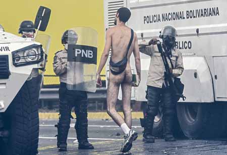 El hombre desnudo encaró a los efectivos de la Guardia Nacional BolivarianaAFP / Juan Barreto