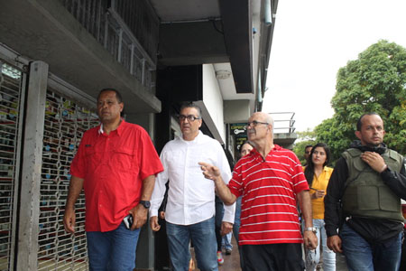 El alcalde Rodolfo Sanz y Miguel Pérez Abad durante la visita de este viernes al Centro Comercial Miranda de Guarenas