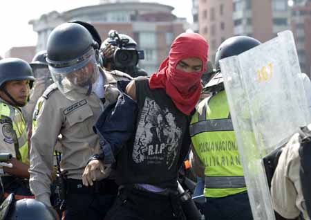 La PNB arresta a un "encapuchado" durante las jornadas de protestas en contra del gobierno del presidente Nicolás MaduroAFP / Federico Parra