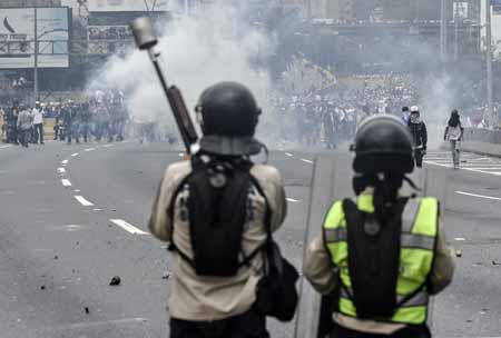 Las manifestaciones continuaron con mucha intensidad este jueves en Caracas
AFP / Juan Barreto