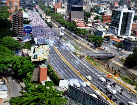 Funcionarios de la Guardia Nacional Bolivariana y Policía Nacional Bolivariana impidieron que la marcha de la oposición avanzara más allá de la avenida Francisco Fajardo
Foto News Flash