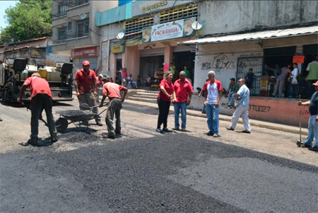 El viernes 28 de abril se colocaron 90 toneladas más de asfalto entre la avenida Miranda y la calle Concepción.CORTESIA / PRENSA ZAMORA