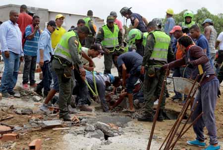 Un edificio en construcción se desplomó el jueves en una zona popular de la ciudad de Cartagena, sobre el Mar Caribe de Colombia, un hecho que dejó al menos diez obreros muertos