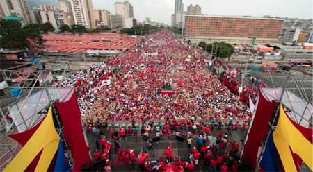 Desde una tarima en la céntrica avenida Bolívar, Maduro cantó victoria: "Hoy pretendieron asaltar el poder y hemos derrotado otra vez a la derecha corrupta intervencionista. Acá seguimos mandando", gritó.CORTESIA / AVN