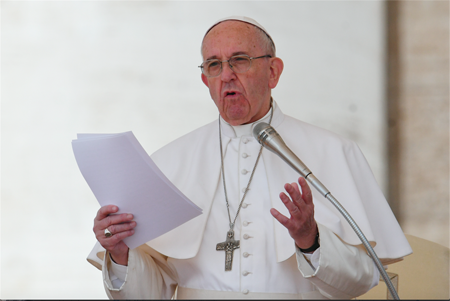 El Papa Francisco insiste en el Dialogo y recuerda el típico juego infantil del más avispado…VICENZO PINTO / AFP