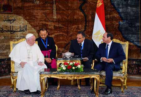 El Papa Francisco llegó a Egipto para una visita de poco más de 24 horas en medio de importantes medidas de seguridad