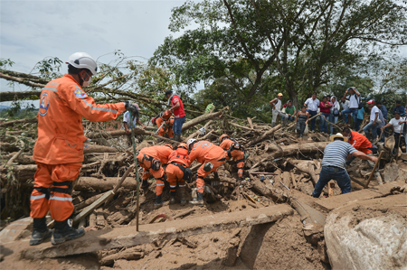 Esta avalancha supera al último gran desastre natural de Colombia, cuando un deslave en Salgar, a unos 100 km de Medellín, dejó 92 muertos en mayo de 2015.
LUIS ROBAYO / AFP