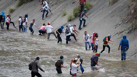 Muchos manifestantes debieron lanzarse al río Guaire para evitar el efecto de las lacrimógenas