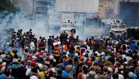 El cielo de Caracas se volvió a llenar de bombas lacrimógenas este lunes