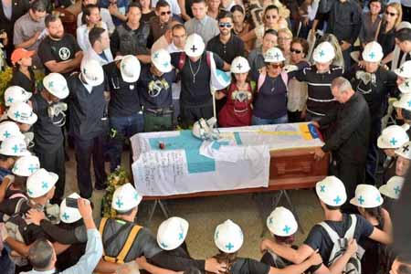 El cuerpo de Paúl René Moreno fue recibido por compañeros de trabajo, estudiantes de medicina. familiares y amigos