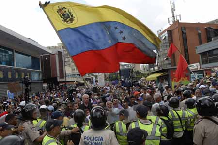 A paso lento, con bastón o en silla de ruedas, un numeroso grupo de abuelos venezolanos desafió este viernes las barreras y el gas pimienta de la policía en Caracas, para exigir al presidente Nicolás Maduro medicinas y un "mejor país" para sus nietos