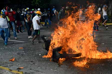 Los manifestantes quemaron dos motos de la Guardia Nacional Bolivariana este miércolesFederico Parra / AFP