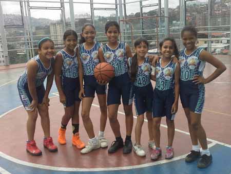 La práctica del baloncesto es cuestión de integridad en su totalidad. En la gráfica las chicas que integran el equipo mini de la Fundación Mirandina Deportiva en el municipio Plaza