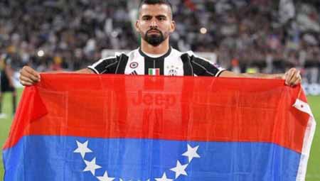Tomás Rincón posó con la Bandera de Venezuela al revés (señal internacional de auxilio) en el encuentro que le dio a la Juventus el pase a la final de la Champions League
