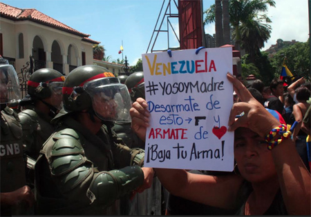 La oposición venezolana denuncia una "salvaje represión" por parte de militares y policías.