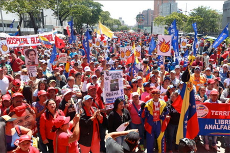 Trabajadores del sector salud marcharon desde la Plaza Morelos hasta el palacio presidencial, en Caracas.