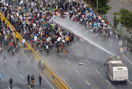Este miércoles se cumplieron 54 días continuos de protestas que exigen la salida del presidente Nicolás Maduro -elegido hasta enero de 2019-, mediante comicios presidenciales anticipados