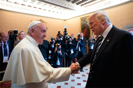 El papa recibió con un apretón de manos y rostro sonriente a Trump en la puerta de la biblioteca del Vaticano,HO / OSSERVATORE ROMANO / AFP