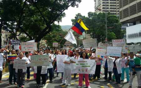 Padres y representantes de pacientes renales cerraron la avenida Vollmer de Caracas este jueves