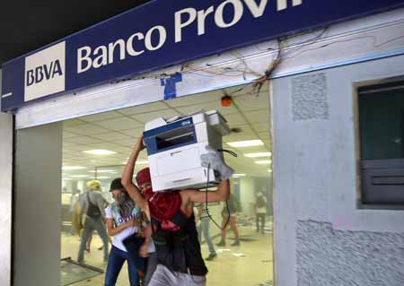 Encapuchados desvalijaron las instalaciones del bancoLuis Robayo / AFP