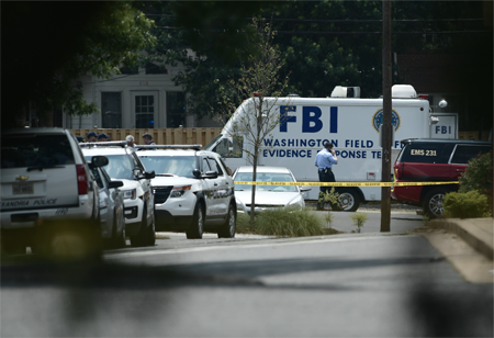 Vehículos del FBI de la policía de Washington cerraron los accesos a la zona donde se ubica el campo deportivo escenario del ataque armado.BRENDAN SMIALOWSKI / AFP