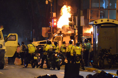 Una tanqueta de la GNB fue quemada en Candelaria durante disturbios entre la noche del miércoles y madrugada de este juevesFoto Giovanni Martínez