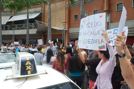 En Boleíta Norte, vecinos, trabajadores y estudiantes mantienen su protesta contra la ANCFoto Jaime Manrique