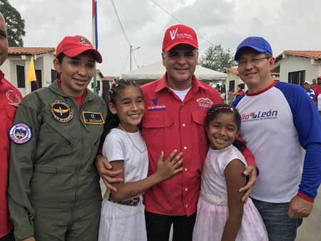 Nuevas Familias Venezolanas reciben la Bendición de tener una Vivienda Digna, gracias al Cmdte Chávez y al Pdte @NicolasMaduro !