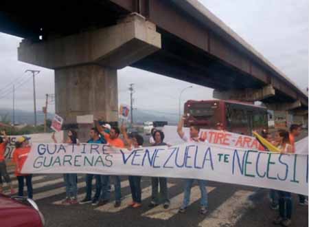 El edil zamorano Hugo Ruiz liderizó la protesta en la avenida intercomunal
