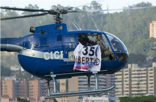Los tripulantes del helicóptero adscrito al Cicpc mostraron una pancarta con este texto: “350 Libertad”.