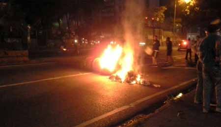 Las barricadas con candela se hicieron virales la noche del jueves en la capital