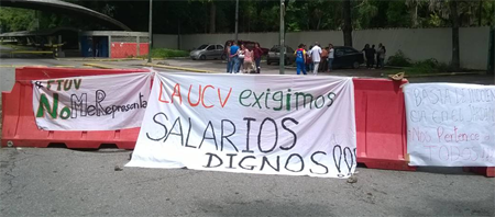 Los trabajadores colocaron pancartas con sus exigencias a las afueras del recinto universitario