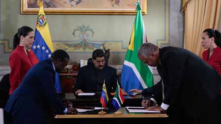 El Presidente firmó los acuerdos en el Palacio de Miraflores