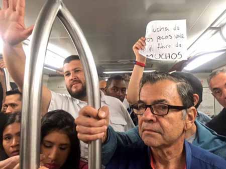 El alcalde de El Hatillo, David Smolansky, fue uno de los dirigentes de la oposición que se subió al Metro de Caracas a llevar su mensaje contra la ANC