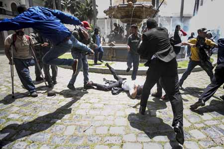 El diputado Armando Armas es golpeado en el piso por seguidores chavistas dentro del recinto parlamentario y sin oposición de la seguridad de la Guardia Nacional Bolivariana